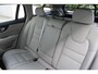 Volvo V60 Cross Country B5 250PK Automaat AWD Pro / Adaptive Cruise Control / Bowers & Wilkins / 360 Graden Camera / Elektrisch glazen schuif-kanteldak / Head-up Display / Nappa leer met stoelventilatie / Massagefunctie voorstoelen / Elektrisch verstelbare stoelen met geheugen / Stoelverw. / Stuurverw. / Trekhaak