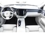 Volvo V60 Cross Country B5 250PK Automaat AWD Pro / Adaptive Cruise Control / Bowers & Wilkins / 360 Graden Camera / Elektrisch glazen schuif-kanteldak / Head-up Display / Nappa leer met stoelventilatie / Massagefunctie voorstoelen / Elektrisch verstelbare stoelen met geheugen / Stoelverw. / Stuurverw. / Trekhaak