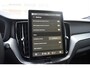 Volvo XC60 T6 350PK Plug-in hybrid AWD Plus Black Edition / Adaptive Cruise control / Elektrische stoelen met geheugen / Stuurverwarming / Stoelverwarming v+a / 360 Camera / Harman Kardon / Semi-elektrisch inklapbare trekhaak