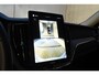 Volvo XC60 T6 350PK Automaat Plug-in Hybrid AWD Plus Dark / Navigatie / Adaptieve Cruisecontrol / Head Up-Display / Panorama dak / Leder / Elektrische stoelen / 360 Camera / Trekhaak /