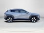 Hyundai Kona 1.6 GDI HEV Premium | Demo voordeel! | Schuif-/kantel dak | Elektrische stoelen | Stoel/stuurverwarming | Stoelverkoeling | 2e zit-rij stoelverwarming | Lederen bekleding | 360* camera | Adaptive cruisecontrol | Active lane-keeping |