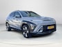 Hyundai Kona 1.6 GDI HEV Premium | Demo voordeel! | Schuif-/kantel dak | Elektrische stoelen | Stoel/stuurverwarming | Stoelverkoeling | 2e zit-rij stoelverwarming | Lederen bekleding | 360* camera | Adaptive cruisecontrol | Active lane-keeping |