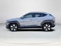 Hyundai Kona 1.6 GDI HEV Premium | Demo voordeel! | Schuif-/kantel dak | Elektrische stoelen | Stoel/stuurverwarming | Stoelverkoeling | 2e zit-rij stoelverwarming | Lederen bekleding | 360* camera | Adaptive cruisecontrol | Active lane-keeping |