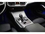 BMW 3-Serie 318iA M-SPORT Edition FULL LED | CARPLAY | NAVI | DAB | HIFI | SPORTSTOELEN | CRUISE | PDC V+A | LMV 19''