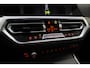 BMW 3-Serie 318iA M-SPORT Edition FULL LED | CARPLAY | NAVI | DAB | HIFI | SPORTSTOELEN | CRUISE | PDC V+A | LMV 19''