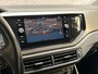 Volkswagen Polo 1.0 TSI Sportline (APPLE CARPLAY, GROOT NAVI, CLIMATE, STOELVERWARMING, SPORTSTOELEN, CRUISE, PARKEERSENSOREN, LM VELGEN, NIEUWE APK, NIEUWSTAAT)