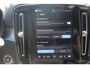 Volvo XC40 B4 211PK Automaat Plus Dark Semi elektrisch wegklapbare trekhaak / Verwarmbare voorruit / Google infotainment / Elektrisch bedienbare bestuurdersstoel met geheugen