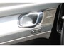 Volvo XC40 B4 211PK Automaat Plus Dark Semi elektrisch wegklapbare trekhaak / Verwarmbare voorruit / Google infotainment / Elektrisch bedienbare bestuurdersstoel met geheugen