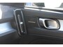 Volvo XC40 B4 211PK Automaat Plus Dark Semi elektrisch wegklapbare trekhaak / Verwarmbare voorruit / Google infotainment / Elektrisch bedienbare bestuurdersstoel met geheugen