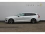 Volvo V60 T6 350PK Plug-in hybrid AWD Plus Bright Long Range / 19" lichtmetalen velgen / Harman Kardon Audio / Adaptieve Cruise Control / Elektrisch verstelbare voorstoelen met geheugen