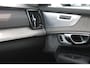 Volvo XC90 T8 455PK Autom Plug-in hybrid AWD Ultra Dark Luchtvering / Massagefunctie voorstoelen / Semi elektrisch wegklapbare trekhaak / Gelamineerd glas / Stoelventilatie / 21" lichtmetalen velgen