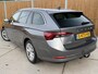Skoda Octavia Combi 1.0 TSI Business Edition Plus Trekhaak | Navigatiesysteem | Apple CarPlay/Android Auto | Sfeerverlichting | LED verlichting | Stoel- & stuurwielverwarming | Adaptieve cruisecruise control | Parkeersensoren voor en achter