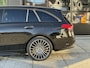 Mercedes-Benz C-klasse Estate 300 e Business Solution AMG | Night Pakket | Panoramadak | 360° Camera | Dodehoekassistent | Verkeersbordenassistent | Elektrisch Verstelbare Stoelen + Memory | Stoelverwarming | Sfeerverlichting | Apple CarPlay | Android Auto | Elektrische Achterklep | Elektrisch Inklapbare Buitenspiegels | Parkeersensoren