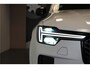 Volvo XC90 2.0 T8 AWD 335kW/456pk Aut8 Recharge Ultra Dark 7P ADAPT.CRUISE + HARMAN/KARDON + PANORAMADAK + HEAD-UP + STOEL-&STUURVERWARMING + PILOT ASSIST + LEDEREN DASHBOARD + 360 CAMERA + BLIS + LANE ASSIST + PD-GLASS + ACHTERBANKVERWARMING + 21" LM-VELGEN!