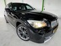 BMW X1 XDRIVE28I EXECUTIVE / 6-cilinder / Camera / Afneembare trekhaak / 18 inch / Automaat / Boekjes en documenten aanwezig.