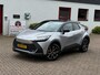 Toyota C-HR / C-HR+ 2.0 High Power PHEV 223pk CVT Dynamic/ Silver met zwart dak/ Apple Carplay/ Keyless entry/ Stuur + stoel verwarming/ Elektrische achterklep/ Camera
