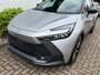 Toyota C-HR / C-HR+ 2.0 High Power PHEV 223pk CVT Dynamic/ Silver met zwart dak/ Apple Carplay/ Keyless entry/ Stuur + stoel verwarming/ Elektrische achterklep/ Camera