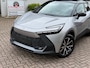 Toyota C-HR / C-HR+ 2.0 High Power PHEV 223pk CVT Dynamic/ Silver met zwart dak/ Apple Carplay/ Keyless entry/ Stuur + stoel verwarming/ Elektrische achterklep/ Camera