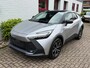 Toyota C-HR / C-HR+ 2.0 High Power PHEV 223pk CVT Dynamic/ Silver met zwart dak/ Apple Carplay/ Keyless entry/ Stuur + stoel verwarming/ Elektrische achterklep/ Camera