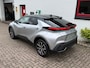 Toyota C-HR / C-HR+ 2.0 High Power PHEV 223pk CVT Dynamic/ Silver met zwart dak/ Apple Carplay/ Keyless entry/ Stuur + stoel verwarming/ Elektrische achterklep/ Camera