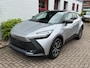 Toyota C-HR / C-HR+ 2.0 High Power PHEV 223pk CVT Dynamic/ Silver met zwart dak/ Apple Carplay/ Keyless entry/ Stuur + stoel verwarming/ Elektrische achterklep/ Camera