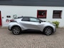 Toyota C-HR / C-HR+ 2.0 High Power PHEV 223pk CVT Dynamic/ Silver met zwart dak/ Apple Carplay/ Keyless entry/ Stuur + stoel verwarming/ Elektrische achterklep/ Camera