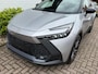 Toyota C-HR / C-HR+ 2.0 High Power PHEV 223pk CVT Dynamic/ Silver met zwart dak/ Apple Carplay/ Keyless entry/ Stuur + stoel verwarming/ Elektrische achterklep/ Camera