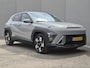 Hyundai Kona 1.6 GDI HEV Comfort Smart / Dealer onderhouden / Fabrieksgarantie tot 06-2029 / Trekgewicht 1300 kg / Stuur- & Stoelverwarming / Achteruitrijcamera / Elektrische achterklep / Adaptief cruise control / Keyless Entry/Start / Apple Carplay Android Auto / Climate control /