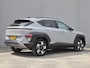 Hyundai Kona 1.6 GDI HEV Comfort Smart / Dealer onderhouden / Fabrieksgarantie tot 06-2029 / Trekgewicht 1300 kg / Stuur- & Stoelverwarming / Achteruitrijcamera / Elektrische achterklep / Adaptief cruise control / Keyless Entry/Start / Apple Carplay Android Auto / Climate control /