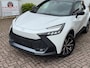 Toyota C-HR / C-HR+ 2.0 High Power PHEV 223pk CVT Dynamic/ Parelmoer wit met zwart dak/ Apple Carplay/ Keyless entry/ Stuur + stoel verwarming/ Camera/ Adaptieve cruise