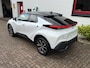 Toyota C-HR / C-HR+ 2.0 High Power PHEV 223pk CVT Dynamic/ Parelmoer wit met zwart dak/ Apple Carplay/ Keyless entry/ Stuur + stoel verwarming/ Camera/ Adaptieve cruise