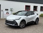 Toyota C-HR / C-HR+ 2.0 High Power PHEV 223pk CVT Dynamic/ Parelmoer wit met zwart dak/ Apple Carplay/ Keyless entry/ Stuur + stoel verwarming/ Camera/ Adaptieve cruise