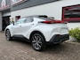 Toyota C-HR / C-HR+ 2.0 High Power PHEV 223pk CVT Dynamic/ Parelmoer wit met zwart dak/ Apple Carplay/ Keyless entry/ Stuur + stoel verwarming/ Camera/ Adaptieve cruise