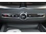 Volvo XC60 T6 Recharge AWD Plus Black Edition - IntelliSafe Assist & Surround - Harman/Kardon audio - Parkeercamera achter - Verwarmde voorstoelen, stuur & achterbank - Parkeersensoren voor & achter - Elektr. bedienb. voorstoelen met geheugen - Draadloze tel. lader - Extra getint glas - Inklapbare trekhaak - 21' LMV