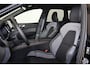 Volvo XC60 T6 Recharge AWD Plus Dark - IntelliSafe Assist & Surround - Harman/Kardon audio - Parkeercamera achter - Verwarmde voorstoelen, stuur & achterbank - Parkeersensoren voor & achter - Elektr. bedienb. voorstoelen met geheugen - Draadloze tel. lader - Extra getint glas - Inklapbare trekhaak - 21' LMV