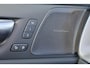 Volvo XC60 T6 Recharge AWD Plus Dark - IntelliSafe Assist & Surround - Harman/Kardon audio - Parkeercamera achter - Verwarmde voorstoelen, stuur & achterbank - Parkeersensoren voor & achter - Elektr. bedienb. voorstoelen met geheugen - Draadloze tel. lader - Extra getint glas - Inklapbare trekhaak - 21' LMV