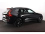 Volvo XC60 T6 Recharge AWD Plus Dark - IntelliSafe Assist & Surround - Harman/Kardon audio - Parkeercamera achter - Verwarmde voorstoelen, stuur & achterbank - Parkeersensoren voor & achter - Elektr. bedienb. voorstoelen met geheugen - Draadloze tel. lader - Extra getint glas - Inklapbare trekhaak - 21' LMV