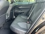 Toyota Camry 2.5 Hybrid Dynamic Navigatie ACC Adaptieve Cruise Control Camera Led Koplampen 18 Inch Velgen Apple Carplay Elektrische Stoelen Stoelverwarming DAB Parkeersensoren v+a NL Auto 1e Eigenaar BTW Auto