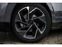 Lynk & Co 02 More 66 kWh | Panoramadak | 360 camera | Harman Kardon audio | Dodehoekdetectie | Stoel/Stuurverwarming | Apple CarPlay/Android Auto | 20"LM-velgen | Elektrisch bedienbare voorstoelen met geheugenfunctie | Klimaat warmtepomp | Elektrisch bedienbare achterklep |