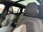 Volvo V60 2.0 T6 Plug-in hybrid AWD Ultra Dark | Google | Long Range | Schuif-/Kanteldak | Adaptieve Cruise Control | DAB | Head-Up Display | Camera | Stoelverwarming Voor + Achter | Harman Kardon Audio | Getint Glas | Zitverlenging | Elek. Stoelen | Memory | 19" LM