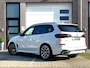 BMW X5 xDrive50e High Executive M Sport / Achteras besturing / Head-UP / Panodak / Luchtvering / Soft Close / Harman-Kardon / Trekhaak / Park Assist Prof / Individual Leder Merino / Zwarte Hemel / 1e Eigenaar!