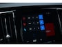 Volvo V60 T6 Plug-in hybrid AWD Ultra Dark | Bowers & Wilkins premium Audio | Massage | Stoel-/Stuurwielverwarming | Head Up Display | 19 inch Lichtmetalen velgen | 360 graden Camera | Panoramisch Schuif-/kanteldak | Lederlook Dashboard | Keyless | Blis | Adaptieve Cruise Control | Pilot Assist |