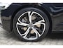 Volvo V60 T6 Plug-in hybrid AWD Ultra Dark | Bowers & Wilkins premium Audio | Massage | Stoel-/Stuurwielverwarming | Head Up Display | 19 inch Lichtmetalen velgen | 360 graden Camera | Panoramisch Schuif-/kanteldak | Lederlook Dashboard | Keyless | Blis | Adaptieve Cruise Control | Pilot Assist |