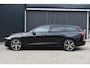 Volvo V60 T6 Plug-in hybrid AWD Ultra Dark | Bowers & Wilkins premium Audio | Massage | Stoel-/Stuurwielverwarming | Head Up Display | 19 inch Lichtmetalen velgen | 360 graden Camera | Panoramisch Schuif-/kanteldak | Lederlook Dashboard | Keyless | Blis | Adaptieve Cruise Control | Pilot Assist |