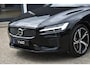 Volvo V60 T6 Plug-in hybrid AWD Ultra Dark | Bowers & Wilkins premium Audio | Massage | Stoel-/Stuurwielverwarming | Head Up Display | 19 inch Lichtmetalen velgen | 360 graden Camera | Panoramisch Schuif-/kanteldak | Lederlook Dashboard | Keyless | Blis | Adaptieve Cruise Control | Pilot Assist |