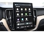 Volvo XC60 T6 350PK Plug-in hybrid AWD Ultra Dark / Adaptieve Cruise control / Head-up Display / Elektrisch glazen panorama-dak / Elektrische stoelen met geheugen / Stuurverwarming / Stoelverwarming v+a / 360 Camera / Harman Kardon / Semi-elektrisch inklapbare trekhaak