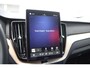 Volvo XC60 T6 350PK Plug-in hybrid AWD Ultra Dark / Adaptieve Cruise control / Head-up Display / Elektrisch glazen panorama-dak / Elektrische stoelen met geheugen / Stuurverwarming / Stoelverwarming v+a / 360 Camera / Harman Kardon / Semi-elektrisch inklapbare trekhaak