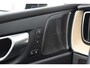 Volvo XC60 T6 350PK Plug-in hybrid AWD Ultra Dark / Adaptieve Cruise control / Head-up Display / Elektrisch glazen panorama-dak / Elektrische stoelen met geheugen / Stuurverwarming / Stoelverwarming v+a / 360 Camera / Harman Kardon / Semi-elektrisch inklapbare trekhaak
