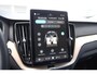 Volvo XC60 T6 350PK Plug-in hybrid AWD Ultra Dark / Adaptieve Cruise control / Head-up Display / Elektrisch glazen panorama-dak / Elektrische stoelen met geheugen / Stuurverwarming / Stoelverwarming v+a / 360 Camera / Harman Kardon / Semi-elektrisch inklapbare trekhaak