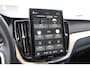 Volvo XC60 T6 350PK Plug-in hybrid AWD Ultra Dark / Adaptieve Cruise control / Head-up Display / Elektrisch glazen panorama-dak / Elektrische stoelen met geheugen / Stuurverwarming / Stoelverwarming v+a / 360 Camera / Harman Kardon / Semi-elektrisch inklapbare trekhaak